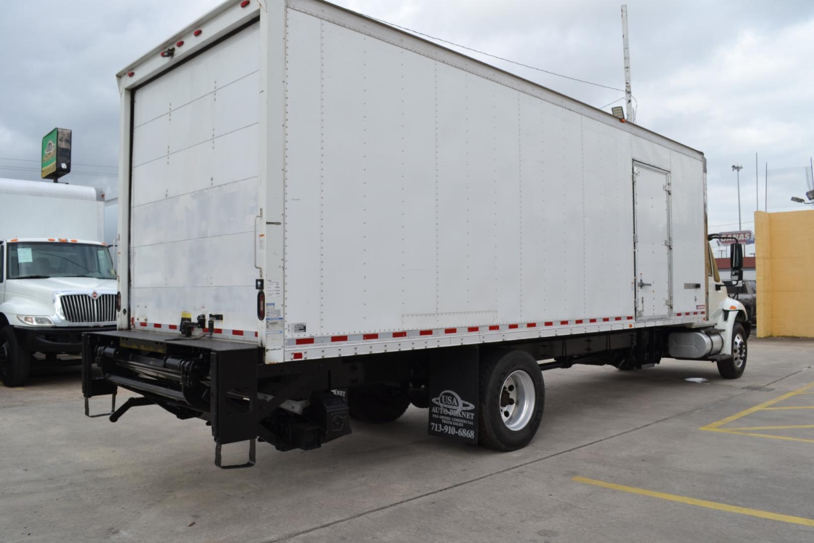 2018 WHITE /GRAY INTERNATIONAL 4300 with an CUMMINS ISB 6.7L 240HP engine, EATON FULLER PROCISION AUTOMATIC transmission, located at 9172 North Fwy, Houston, TX, 77037, (713) 910-6868, 29.887470, -95.411903 - Photo#4